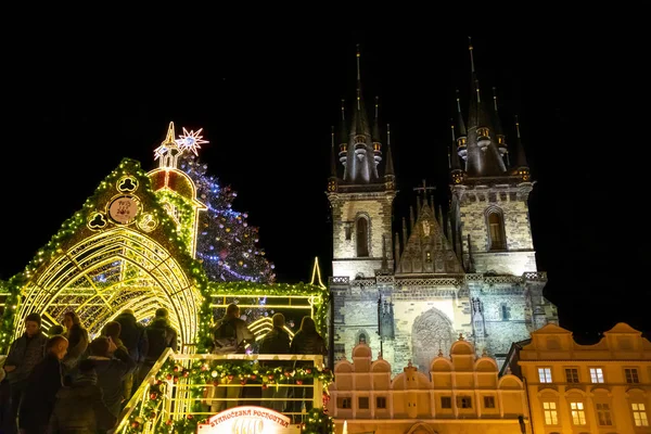 Prague, Çek Cumhuriyeti - 1.12.2018: Eski Şehir Meydanı Prag ile Noel ağacı