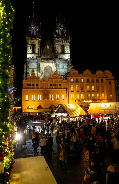 Praha, Česká republika - 1.12.2018: Staroměstské náměstí v Praze u vánočního stromu — Stock fotografie