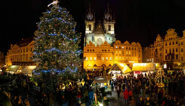 Prague, Czech Republic - 1.12.2018: Old Town Square in Prague with the Christmas tree — Stock Photo, Image