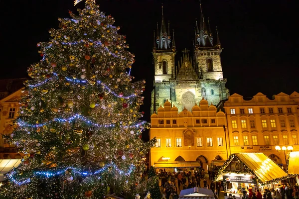 Prague, Czech Republic - 1.12.2018: Old Town Square in Prague with the Christmas tree — Stock Photo, Image