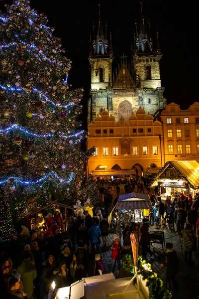Prague, Tsjechië - 1.12.2018: oude stadsplein in Praag met de kerstboom — Stockfoto