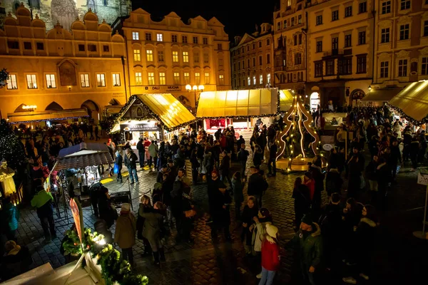 Prague, Tsjechië - 1.12.2018: oude stadsplein in Praag met de kerstboom — Stockfoto