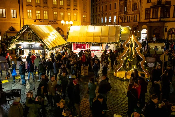 Praga, República Checa - 1.12.2018: Praça da Cidade Velha em Praga com a árvore de Natal — Fotografia de Stock