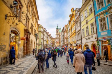 Prag, Çek Cumhuriyeti - 06.01.2019: Saint Nicolas Kilisesi veya kostel svateho Mikulase, Prag, Çek Cumhuriyeti'nde insanlarla mostecka caddesinden görünümü