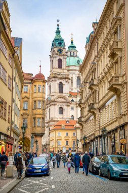 Prag, Çek Cumhuriyeti - 06.01.2019: Saint Nicolas Kilisesi veya kostel svateho Mikulase, Prag, Çek Cumhuriyeti'nde insanlarla mostecka caddesinden görünümü