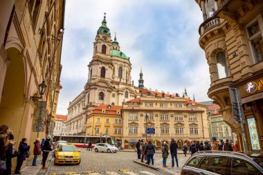 Prag, Çek Cumhuriyeti - 06.01.2019: Saint Nicolas Kilisesi veya kostel svateho Mikulase, Prag, Çek Cumhuriyeti'nde insanlarla mostecka caddesinden görünümü