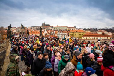Prag, Çek Cumhuriyeti - 06.01.2019: Çek Cumhuriyeti Prag'da kış gününde Charles Köprüsü'nde çok sayıda insan.