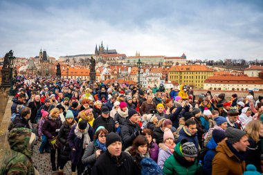 Prag, Çek Cumhuriyeti - 06.01.2019: Çek Cumhuriyeti Prag'da kış gününde Charles Köprüsü'nde çok sayıda insan.