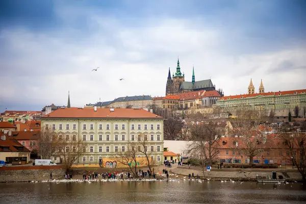 Praha, Česká republika-6.01.2019: Pražský hrad nad Vltavou v zimním dnu, Česká republika — Stock fotografie