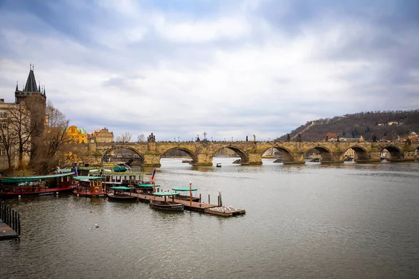 Praga, Repubblica Ceca - 6.01.2019: Barche sul molo sul fiume Moldava, sullo sfondo del Ponte Carlo a Praga — Foto Stock