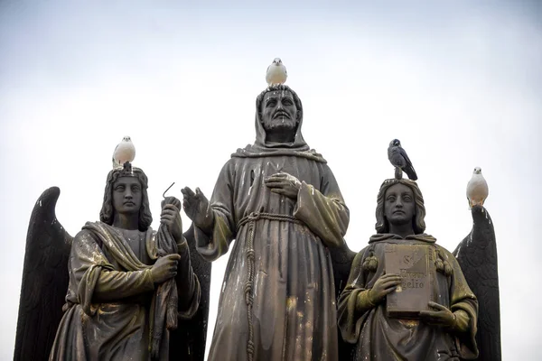 Mouettes sur la tête des statues sur le pont Charles le matin à Prague, République tchèque — Photo