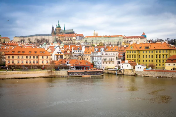 Praha, Česká republika-6.01.2019: Pražský hrad nad Vltavou v zimním dnu, Česká republika — Stock fotografie