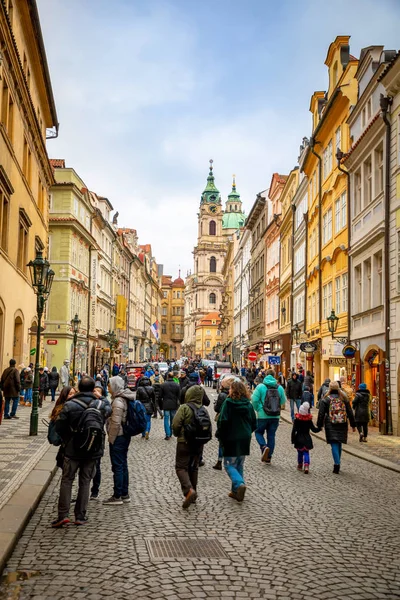 Prague, République tchèque - 6.01.2019 : Eglise Saint Nicolas ou kostel svateho Mikulase, vue de la rue mostecka avec des gens à Prague, République tchèque — Photo