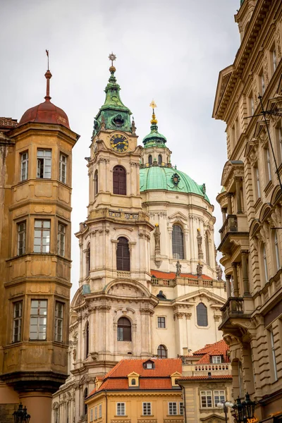 Prag, Tschechische Republik - 6.01.2019: Kirche des Heiligen Nikola oder kostel svateho mikulase, Blick von der Mostecka Straße mit Menschen in Prag, Tschechische Republik — Stockfoto