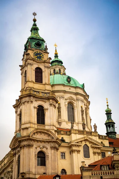 Iglesia de San Nicolás o kostel svateho Mikulase, vista desde la calle mostecka con gente en Praga, República Checa — Foto de Stock
