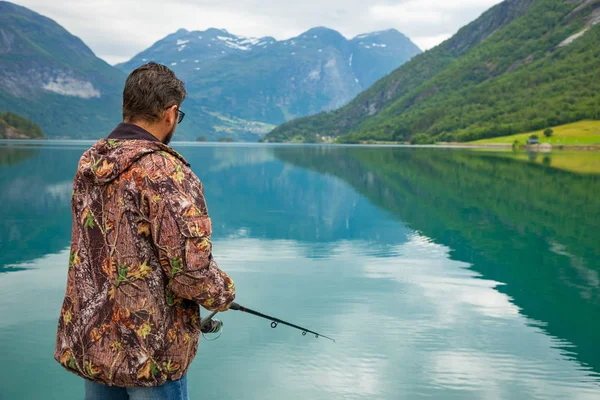 Stryn, Noruega - 26.06.2018: Fisherman on Oppstrynsvatn es un lago en el municipio de Stryn en el condado de Sogn og Fjordane, Noruega. — Foto de Stock