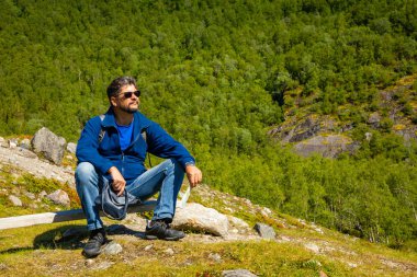 Norveç dağlarında, Svartesien buzul, Norveç zammı