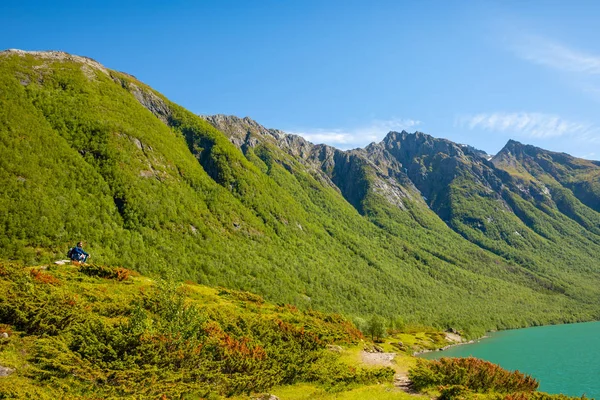 Výlet v Norsku horách, ledovec Svartisen, Norsko — Stock fotografie