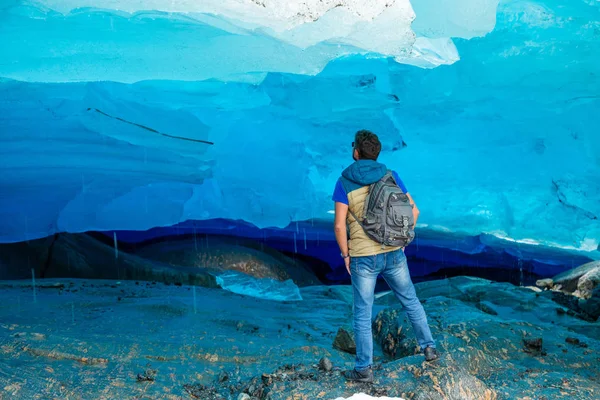 Ο άνθρωπος σε μπλε πάγο σπηλιά της Νορβηγίας παγετώνα, Νορβηγία — Φωτογραφία Αρχείου