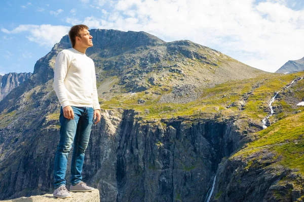 Young man looking at Trollstigen serpentine road, Norway — Stock Photo, Image