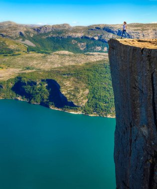 Preikestolen üzerinde duran ve fjerd, Preikestolen - Norveç dağlar, ünlü cliff üzerinde seyir uzun yürüyüşe çıkan kimse