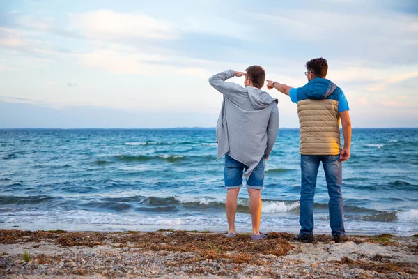 Baba ve oğul günbatımı zamanı, Norveç on north sea beach