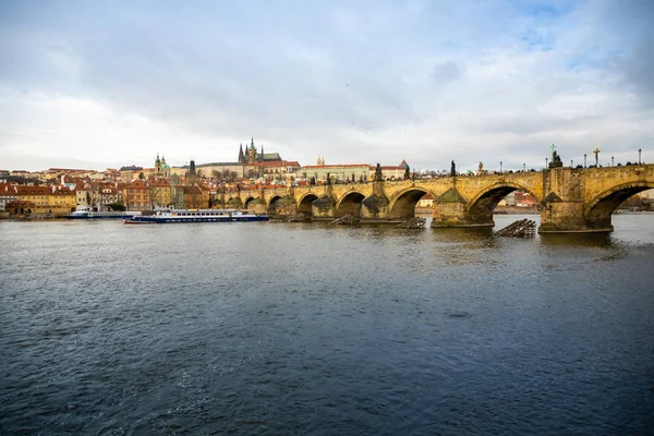 Prag, Tschechische Republik - 12.01.2019: Panorama der Karlsbrücke und der Prager Burg über der Moldau bei bewölktem Himmel, Tschechische Republik — Stockfoto