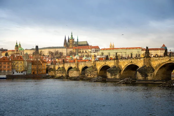 Panorama del ponte Carlo e del castello di Praga sul fiume Moldava in giornata nuvolosa, Repubblica Ceca — Foto Stock