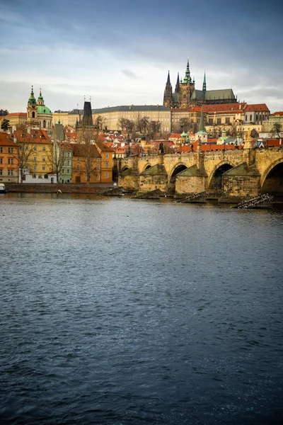 Karlův most a Pražský hrad, Vltavu v zatažené, Česká republika — Stock fotografie