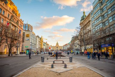 Wenceslas Meydanı günbatımı ışıklar Prag, Çek Cumhuriyeti, Prag, Çek Cumhuriyeti - 18.01.2019: insanlar.