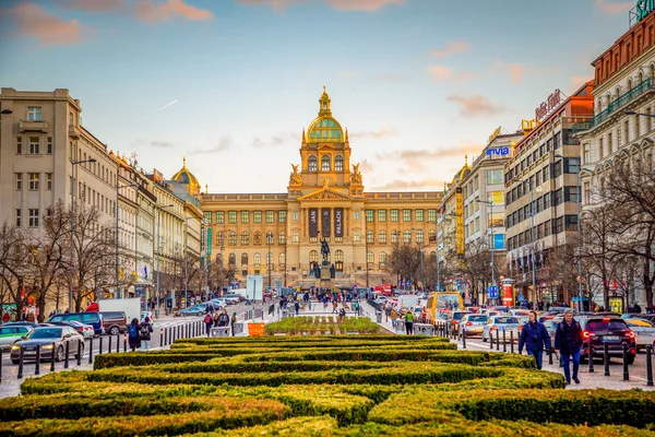 Wenceslas Meydanı günbatımı ışıklar Prag, Çek Cumhuriyeti, Prag, Çek Cumhuriyeti - 18.01.2019: insanlar.