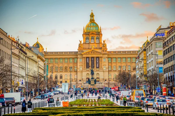 Wenceslas Meydanı günbatımı ışıklar Prag, Çek Cumhuriyeti, Prag, Çek Cumhuriyeti - 18.01.2019: insanlar.