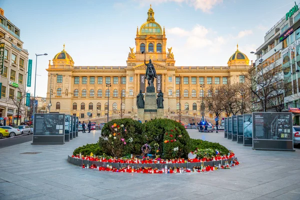 Wenceslas Meydanı günbatımı ışıklar Prag, Çek Cumhuriyeti, Prag, Çek Cumhuriyeti - 18.01.2019: insanlar.