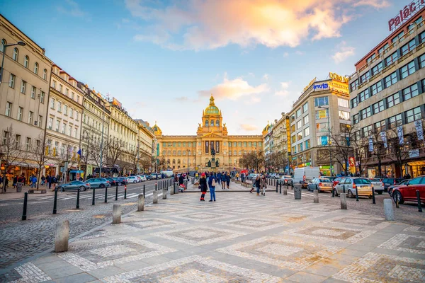 Praga, República Checa - 18.01.2019: Gente en la Plaza Wenceslao al atardecer en Praga, República Checa . —  Fotos de Stock