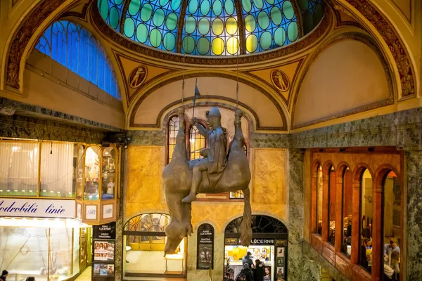 Praga, República Checa - 26.01.2019: A estátua é de São Venceslau montando um cavalo morto de cabeça para baixo no átrio do Palácio Art Nouveau Lucerna em Praga — Fotografia de Stock