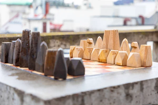 Sada kámen ručně vyráběné dřevěné šachy na kamenný stůl v domě venkovní před začátkem hry — Stock fotografie