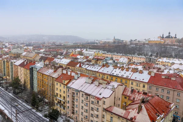 Pohled z ulice Prahy a Vyšehradu hill v okrese Praha 2 Nusle mostu v zimě, Česká republika — Stock fotografie