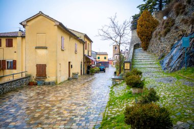 Montebello, İtalya - 2.02.1019: Peri Köyü, Montebello. Azzurrinas hayalet, Rimini, İtalya efsanesi