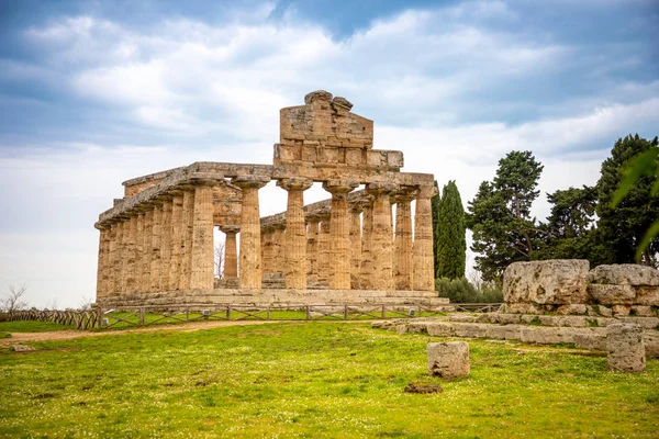 Staré zříceniny chrámu ATHENY v paestum, Itálie — Stock fotografie