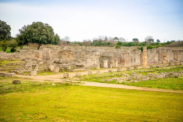 古代ギリシャの都市イタリアのパエストゥムで古い遺跡 — ストック写真