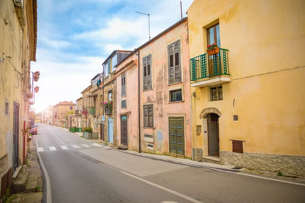 Peastum, Италия - 3.02.2019: Улица с жилыми домами в городе Paestum, Cilento, Италия — стоковое фото