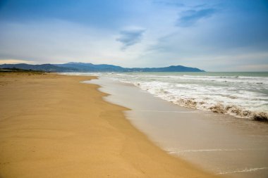Paestum boş kum Beach'te bulutlu gün içinde kış, Cilento, İtalya