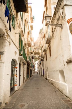 Amalfi, İtalya - 3.02.2019: Cephe evin üzerinde sokak Via Lorenzo Damalfi Amalfi şehir, İtalya