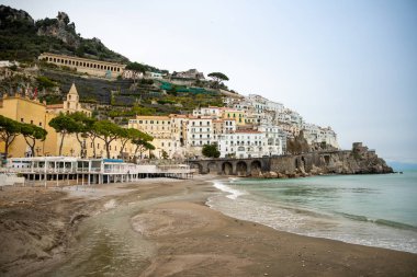 Amalfi, İtalya - 03.02.2019: Amalfi görünümü cityscape Akdeniz'in sahil satırda Kış saati, İtalya
