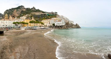 Amalfi, İtalya - 03.02.2019: Amalfi görünümü cityscape Akdeniz'in sahil satırda Kış saati, İtalya