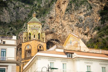 Cathedral St Andrea ve Piazza del Duomo Amalfi, İtalya için önde gelen adımları görünümü