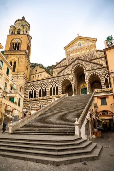 Amalfi, Itália - 03.02.2019: Vista da Catedral de Santo André e os degraus que a levam da Piazza del Duomo em Amalfi, Itália — Fotografia de Stock