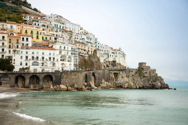Vista da paisagem urbana de Amalfi na linha costeira do mar Mediterrâneo no tempo de inverno, Itália — Fotografia de Stock