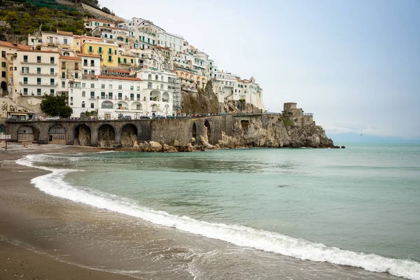 Amalfi, Italie 03.02.2019 : Vue du paysage urbain amalfitain sur le littoral de la mer Méditerranée en hiver, Italie — Photo