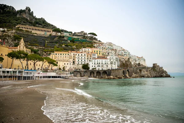 Amalfi, Itália - 03.02.2019: Vista da paisagem urbana de Amalfi na linha costeira do mar Mediterrâneo no inverno, Itália — Fotografia de Stock